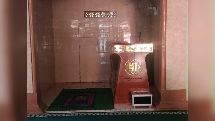 Kemasan alat kontrasepsi berserakan di area ibadah Cirebon