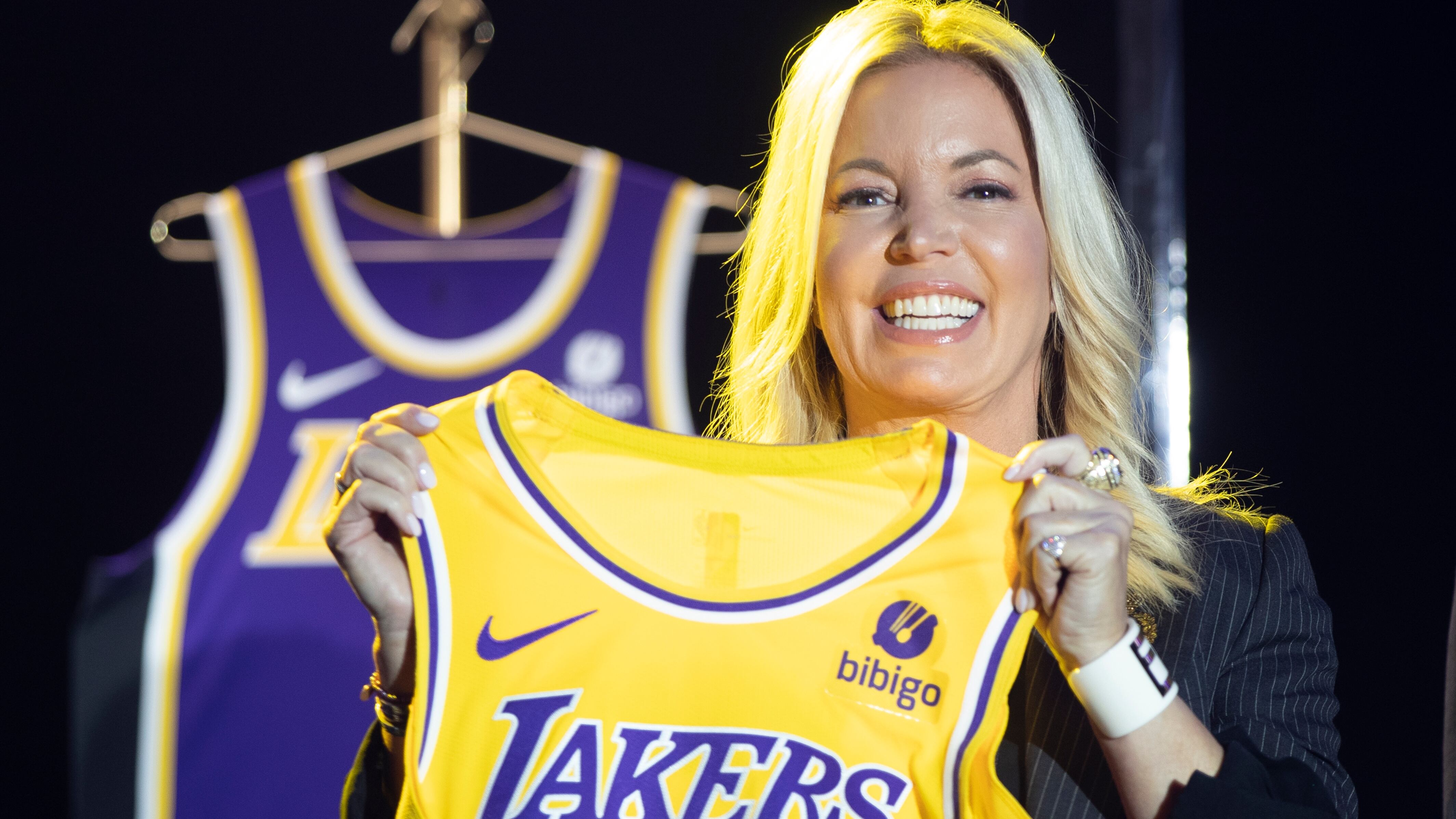 Jeanie Buss fights siblings over Lakers sale