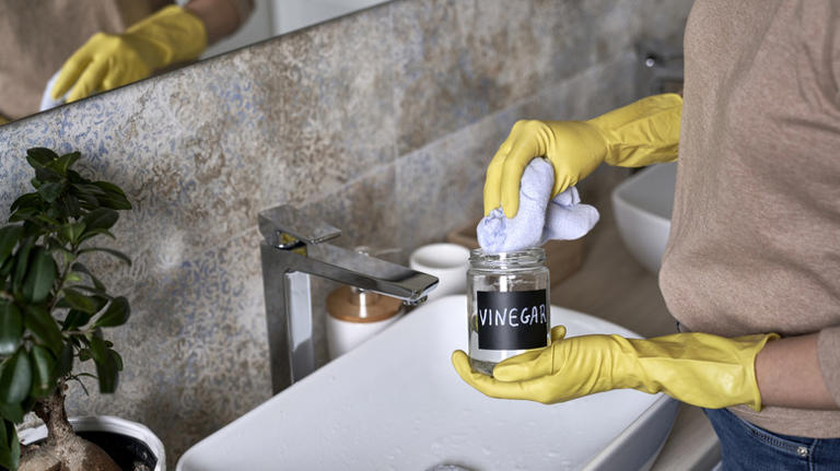 What happens if you mix cleaning vinegar and Windex?