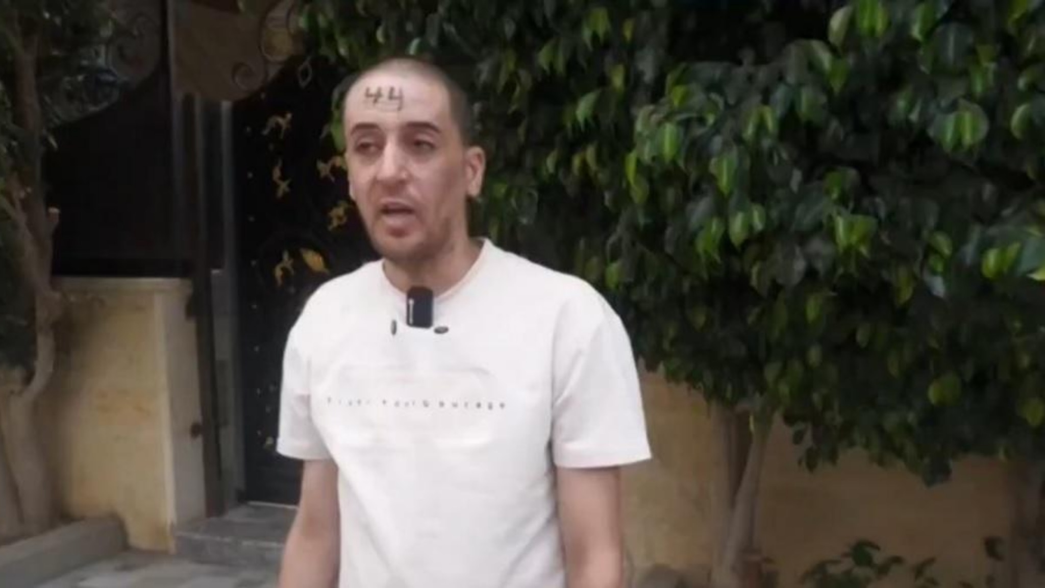 Un Palestinese fermato e poi marchiato con un numero dall'esercito israeliano