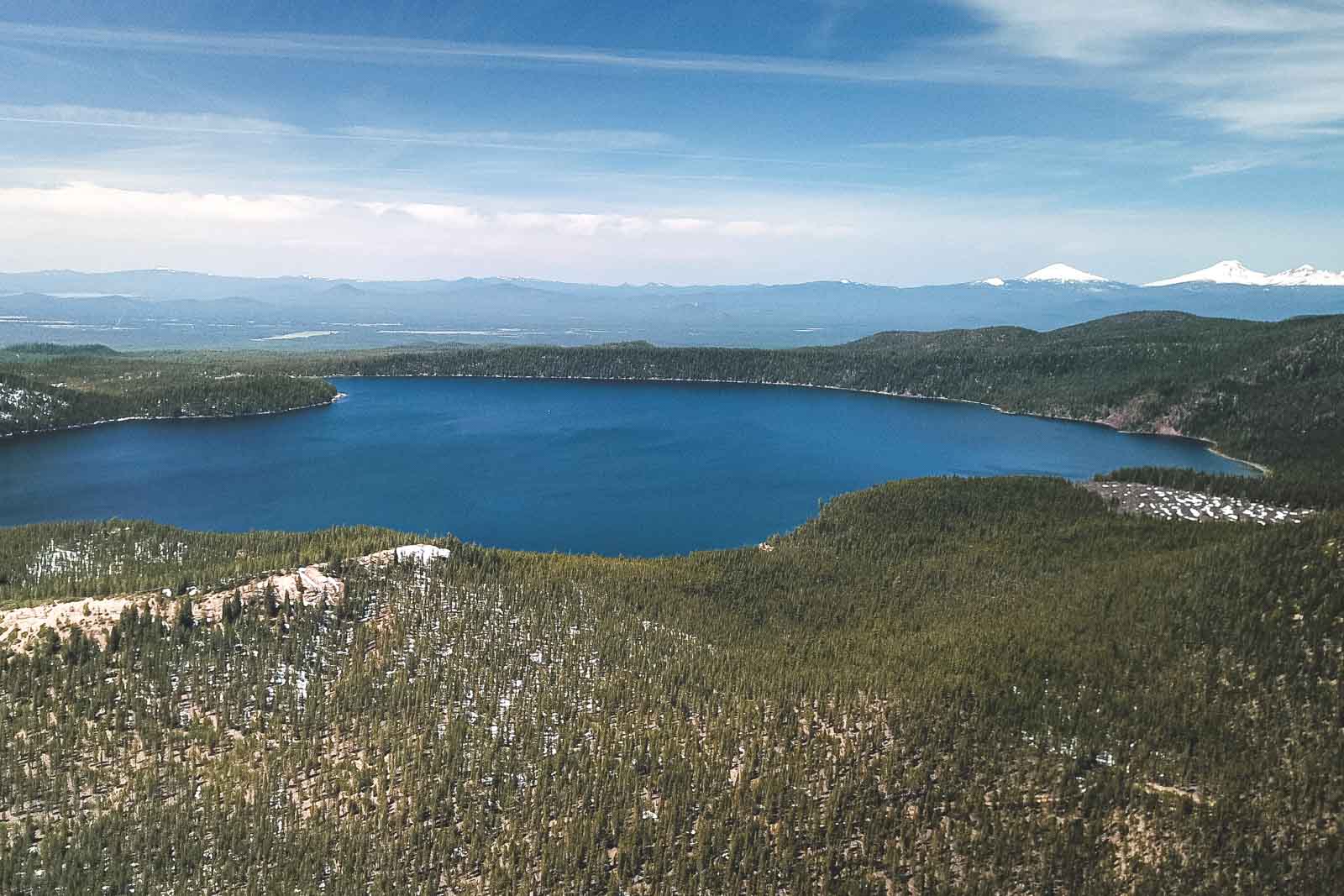 This Oregon lake has natural hot springs built into its own shoreline ...