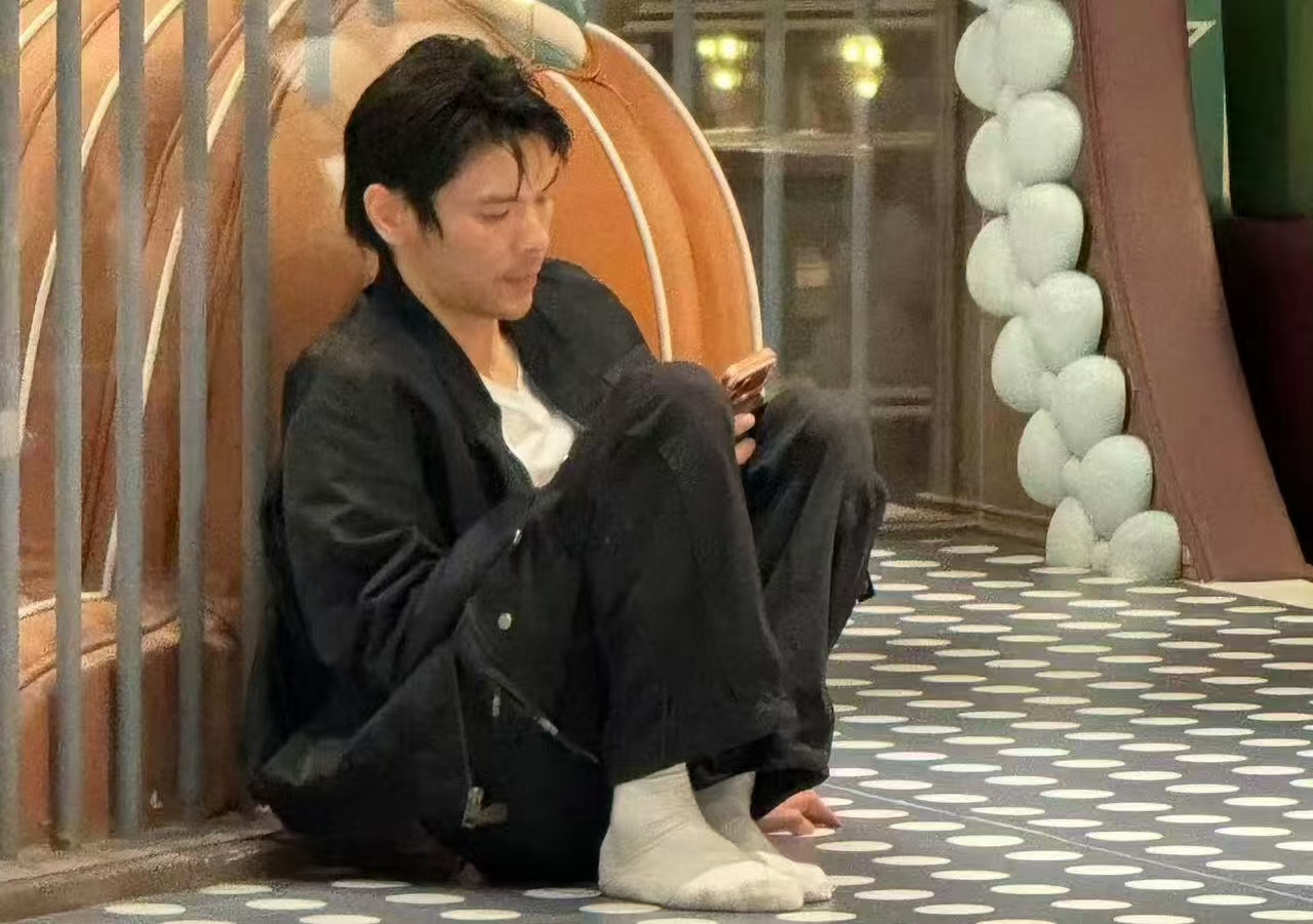 谁带娃谁潦草，偶遇向佐郭碧婷带娃，明星遛娃居然和普通人一模一样