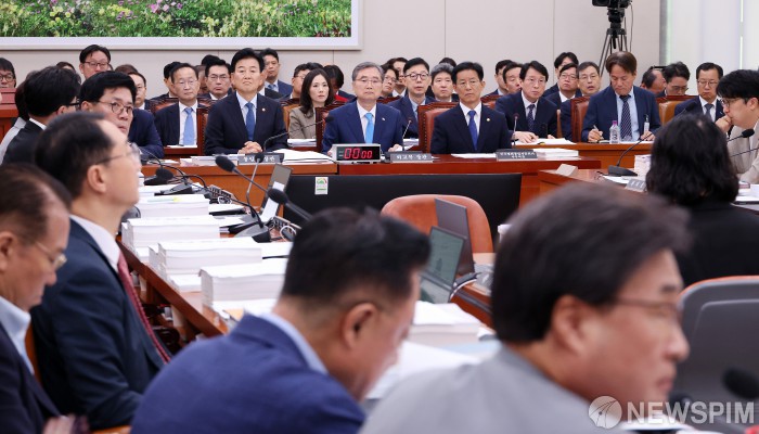 외통위 출석한 정동영-조현