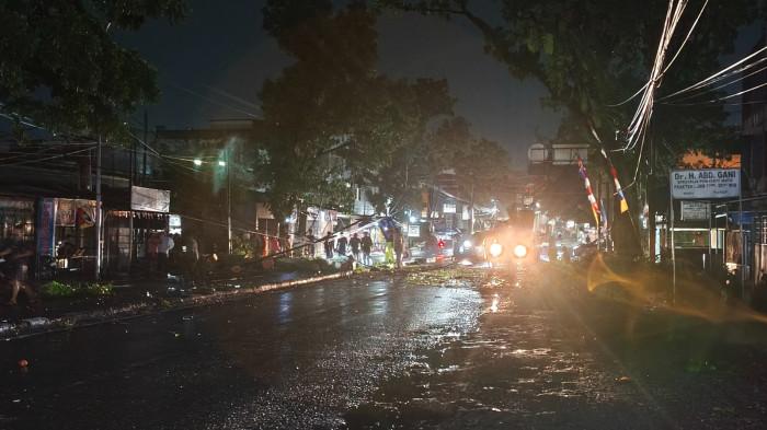 Cuaca Ekstrem Hancurkan Dua Mobil DPRD Medan
