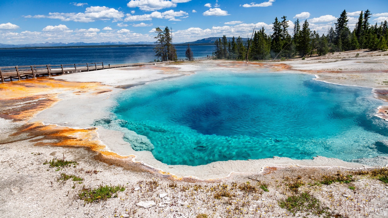 you-can-walk-this-entire-yellowstone-geyser-basin-in-under-an-hour