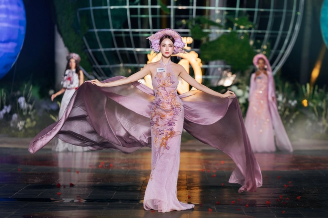 Người đẹp Miss World diễn thời trang ở Đồ Sơn, Lương Thùy Linh trượt ngã
