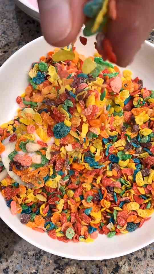 The strawberry banana popsicles with a colorful crunch