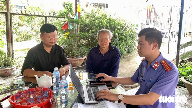 Sau kiến nghị của viện kiểm sát, công an xã nhận hồ sơ hoãn án tù của người phụ nữ vừa sinh con
