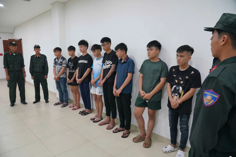 Mang dao phóng lợn náo loạn đường phố ở Huế, nhóm đối tượng bị khởi tố