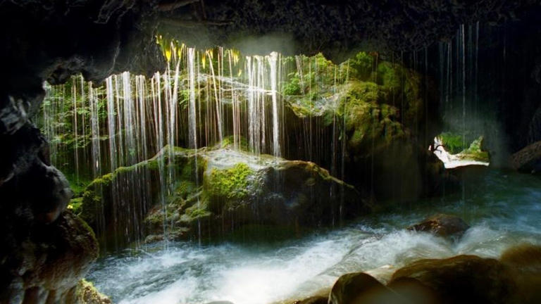 A menos de dos horas de Barcelona: la ruta que atraviesa paredes de roca y un túnel natural para disfrutar de pozas de aguas cristalinas