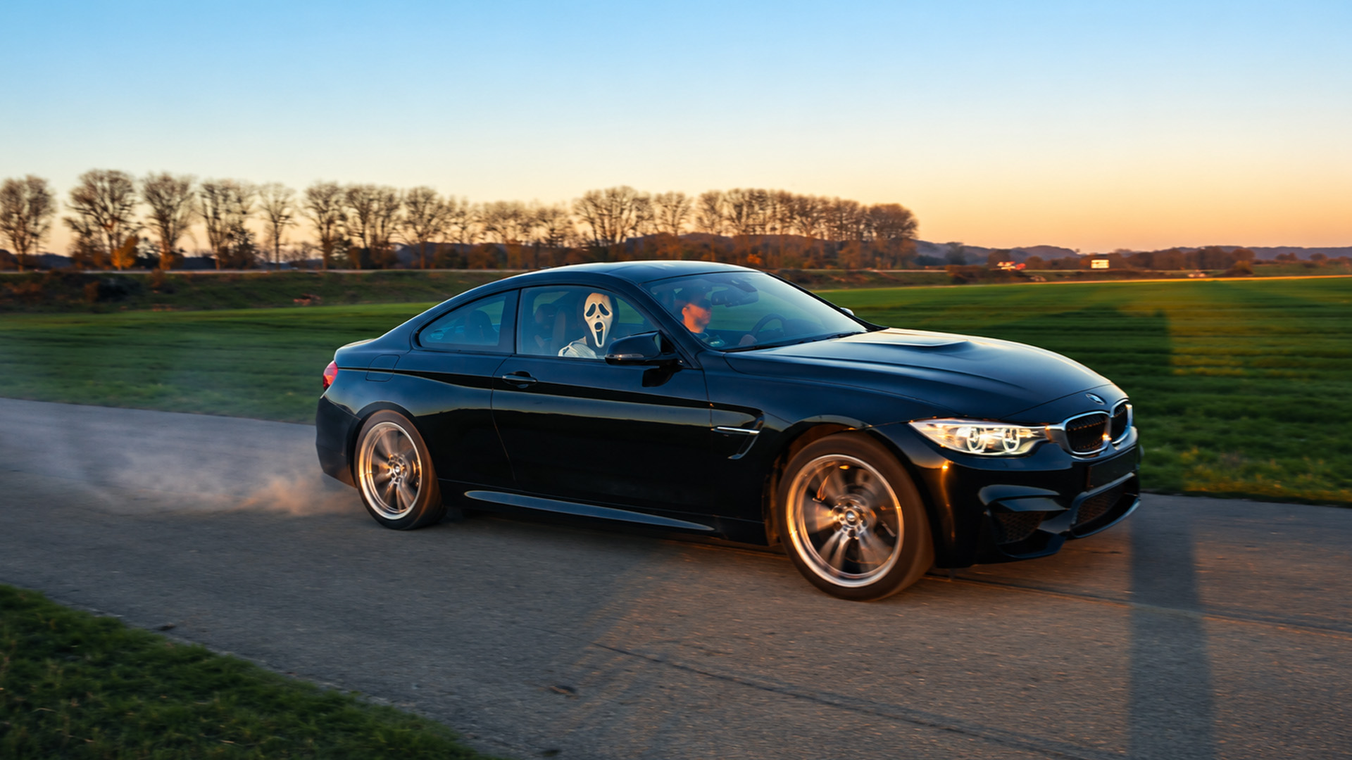 BMW M4 turbo sounds wild on the open road