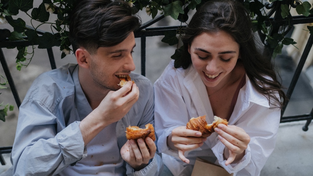 12 subtle signs a woman feels truly comfortable around you