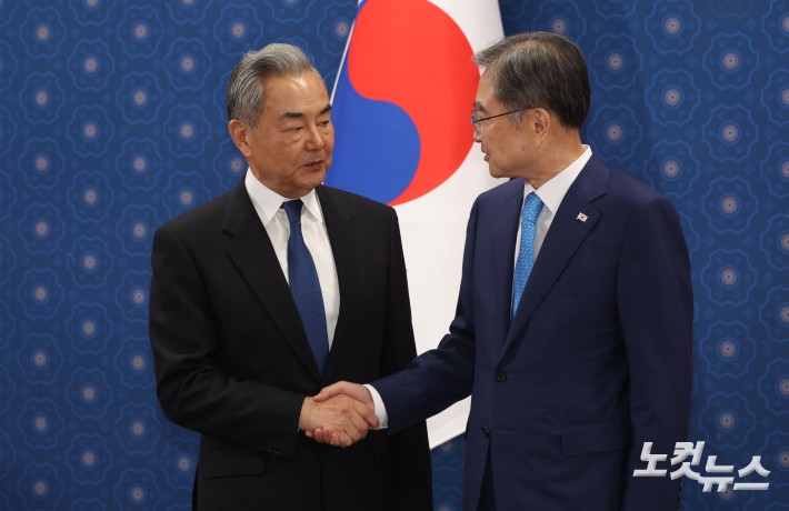 악수하는 조현 외교부 장관-왕이 중국 외교부장