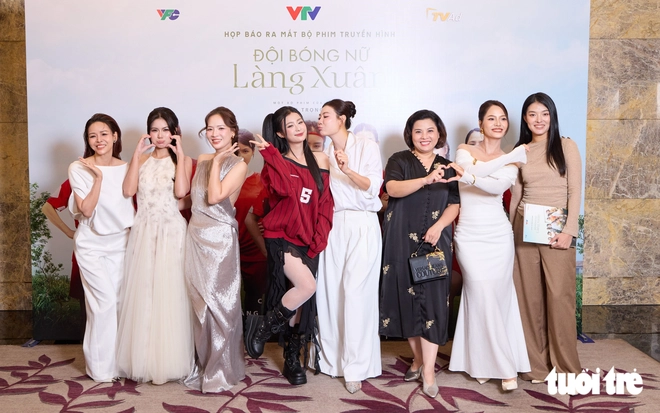 Mở tivi xem Thảo My, Đan Lê, Thanh Hương và Diễm Hương đá bóng