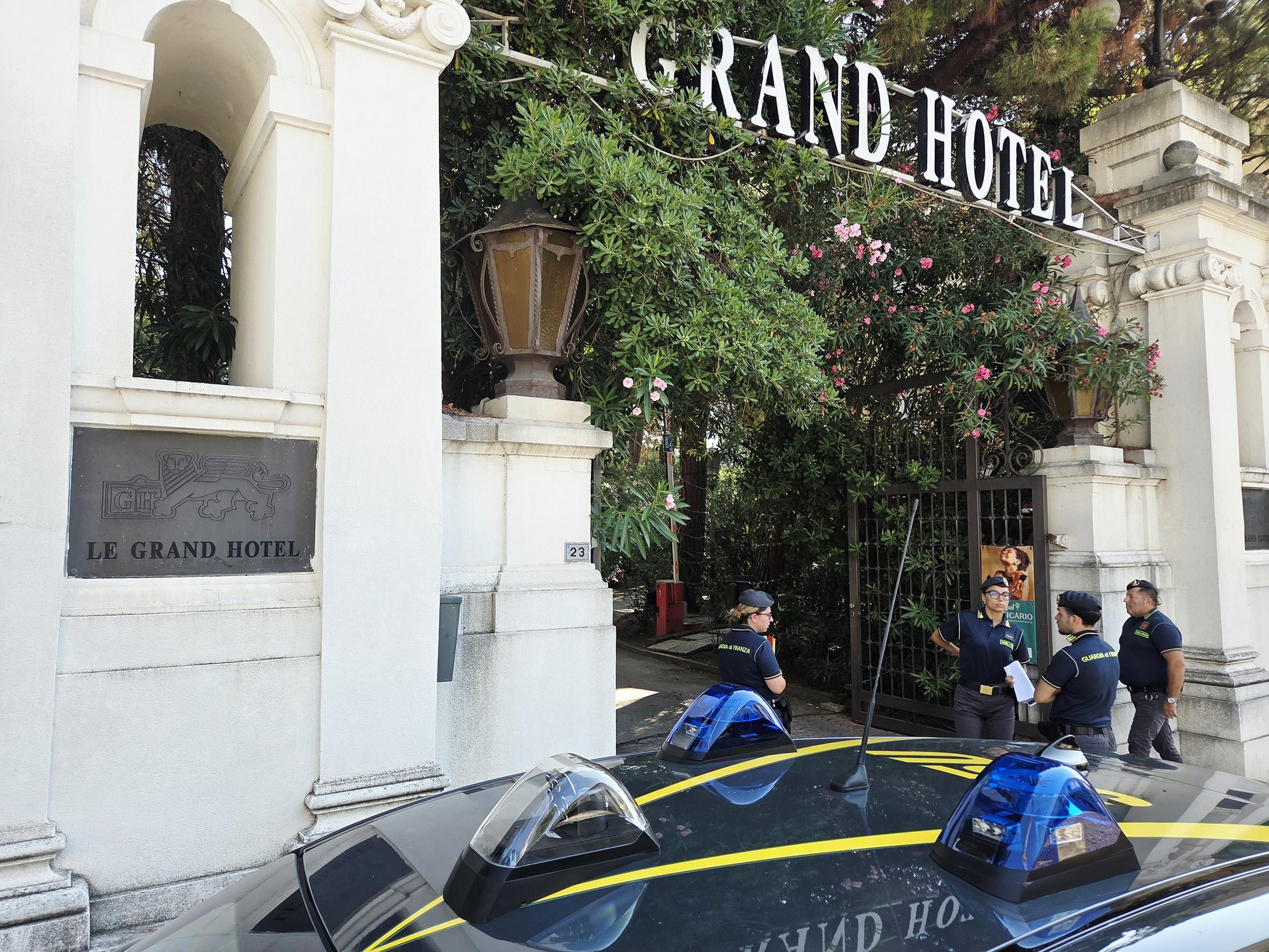 Resta sotto sequestro il Grand Hotel di Riccione: chiusi bar e locali