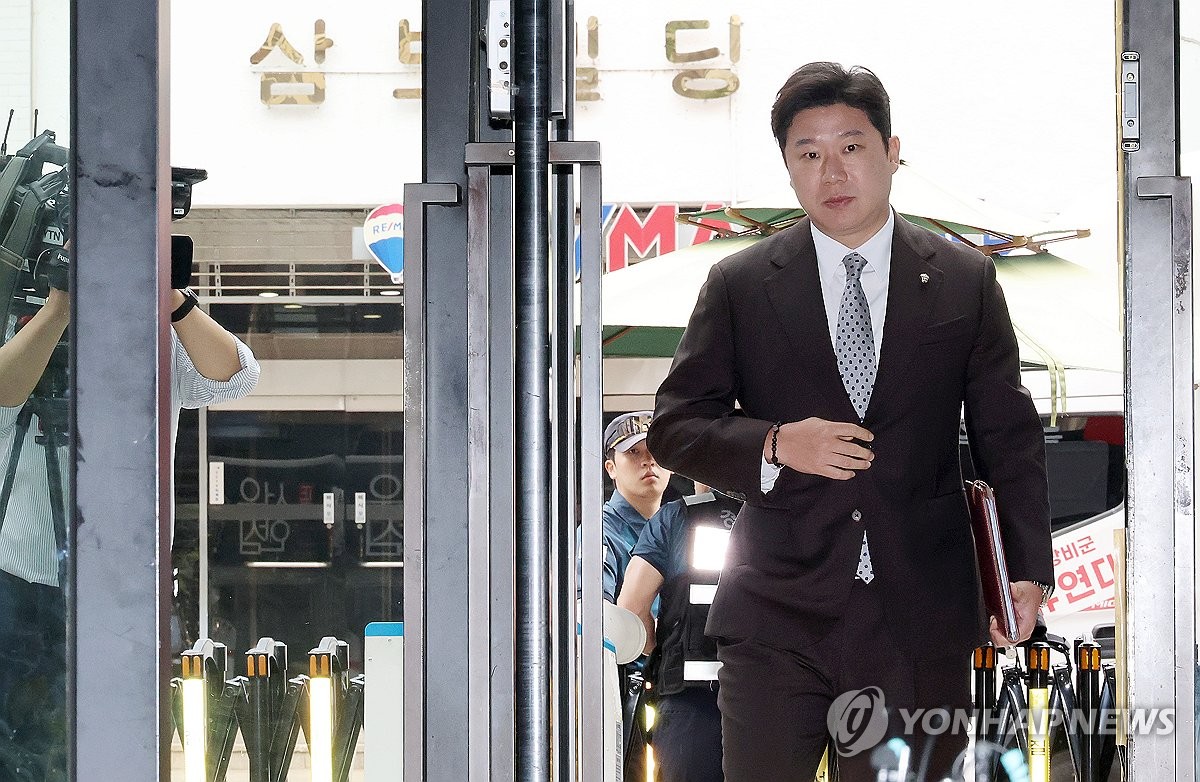 윤리위 출석하는 국민의힘 진종오 의원