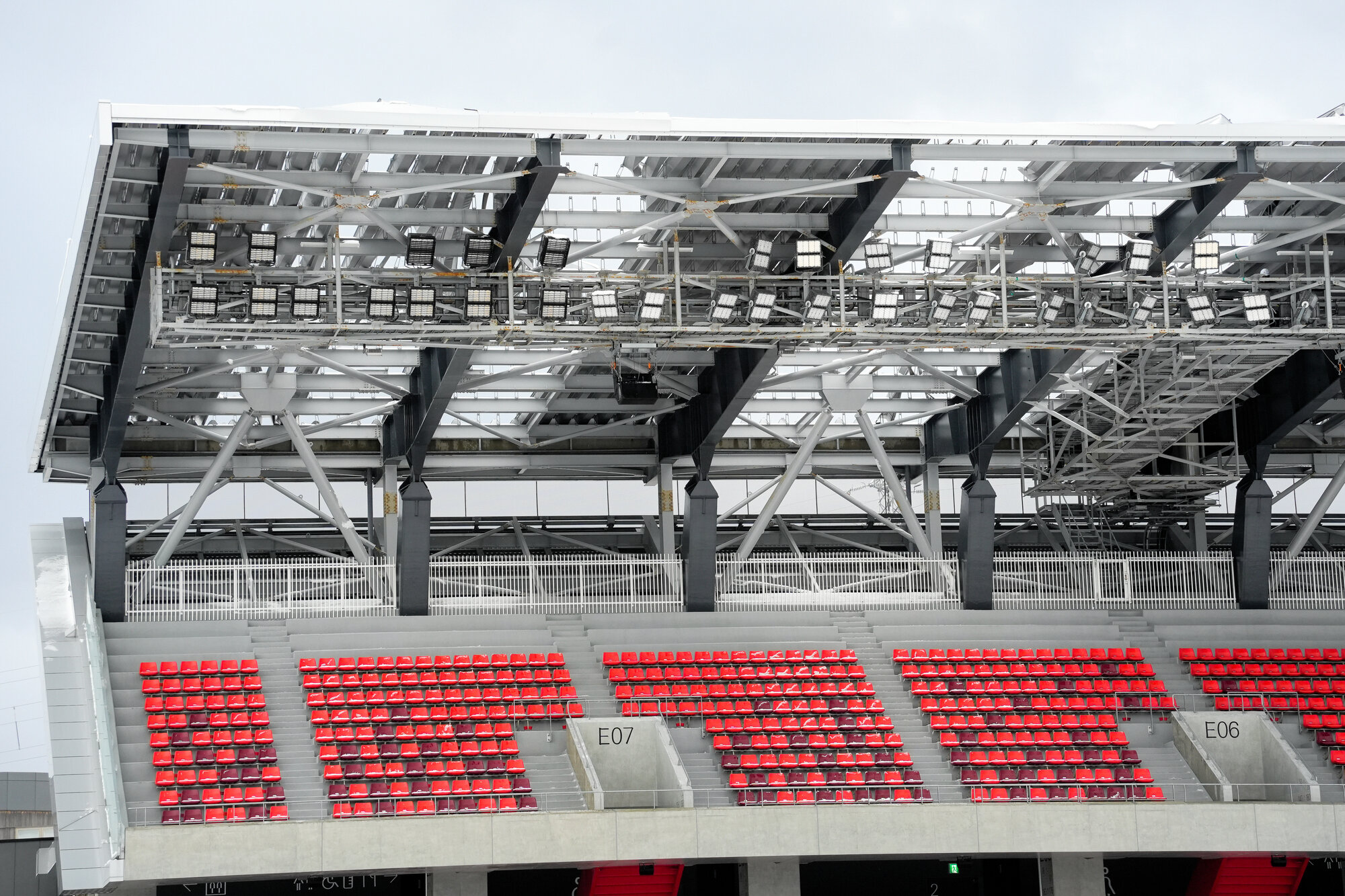 金沢スタジアム、10月に全面再開 強風被害で屋根材取り換え・補強