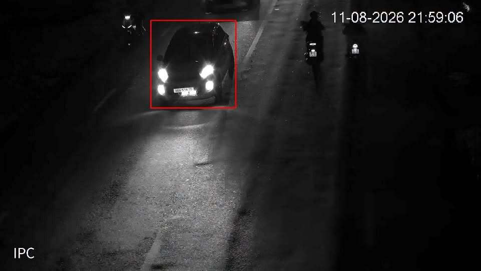 Tài xế bị phạt vì camera AI phát hiện ôtô độ đèn
