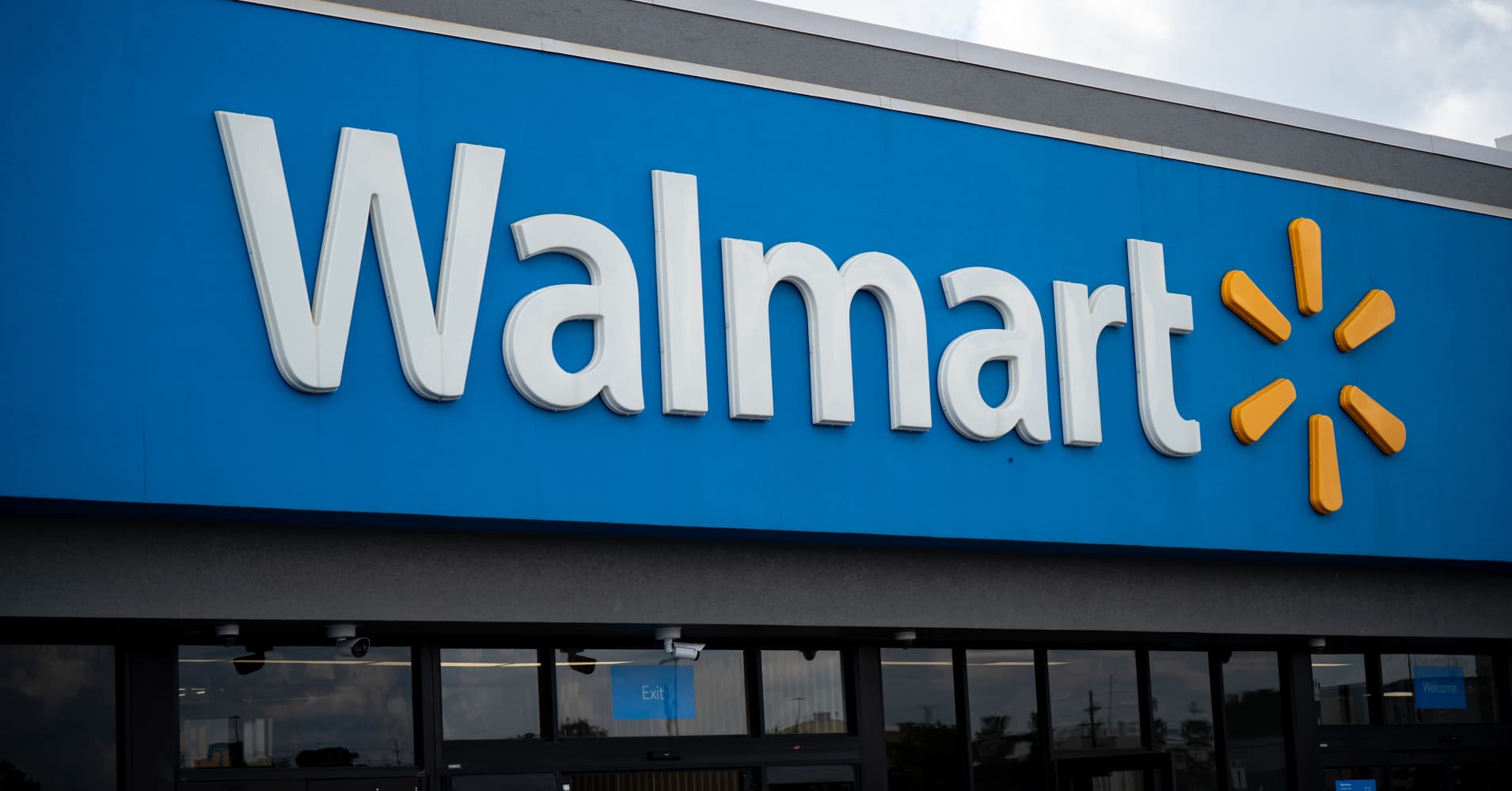 Walmart hikes full-year outlook, says it will use huge tariff refund to keep prices low