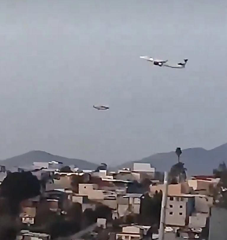 Un avión comercial voló cerca del misterioso objeto. Foto: X, @JonStewartIL