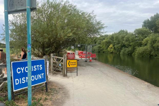 Section of bank 'fell into Thames' revealed as Oxford towpath section ...