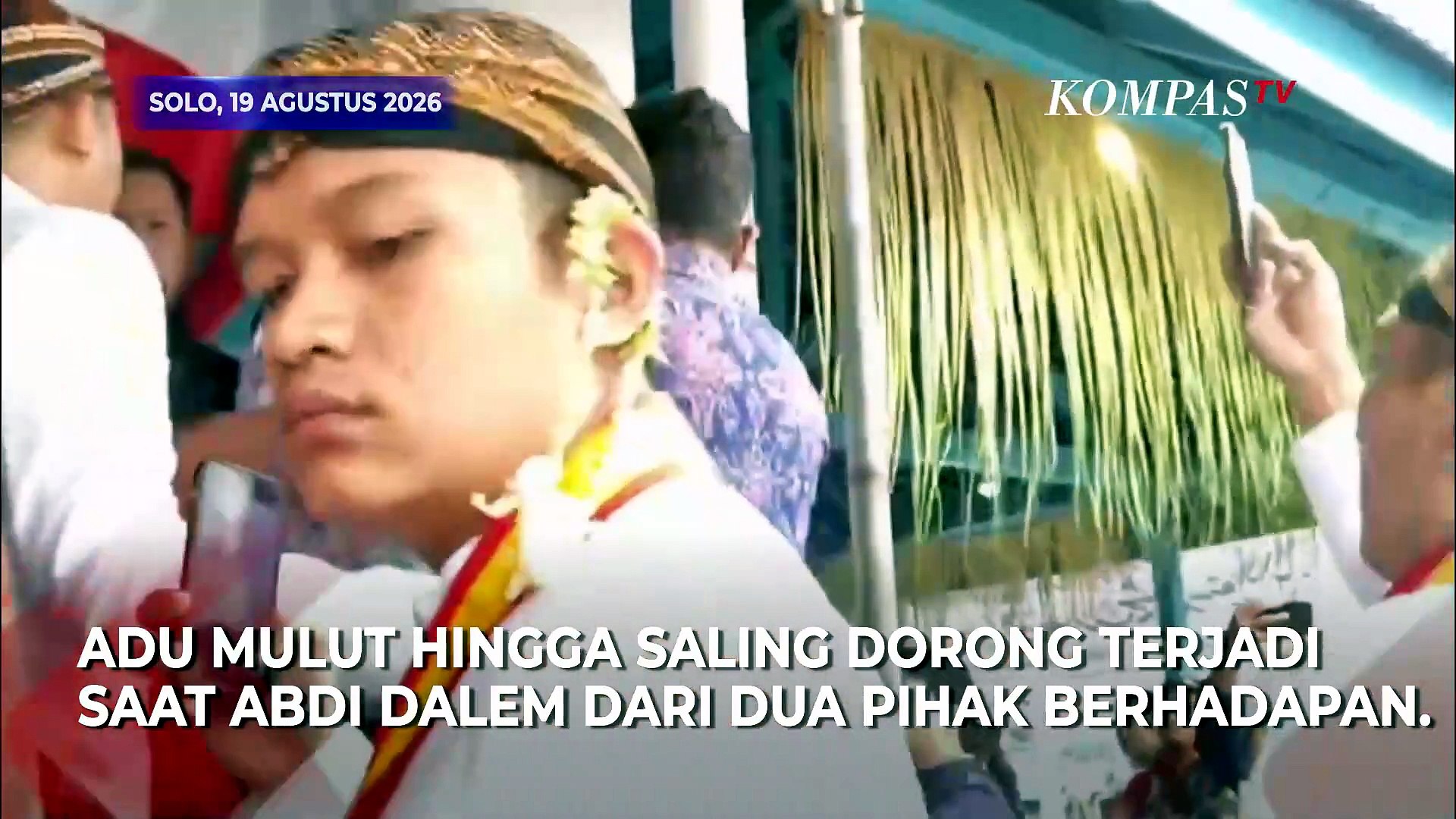 Saling dorong! Ricuh 2 kubu raja Keraton Solo di acara gamelan Sekaten