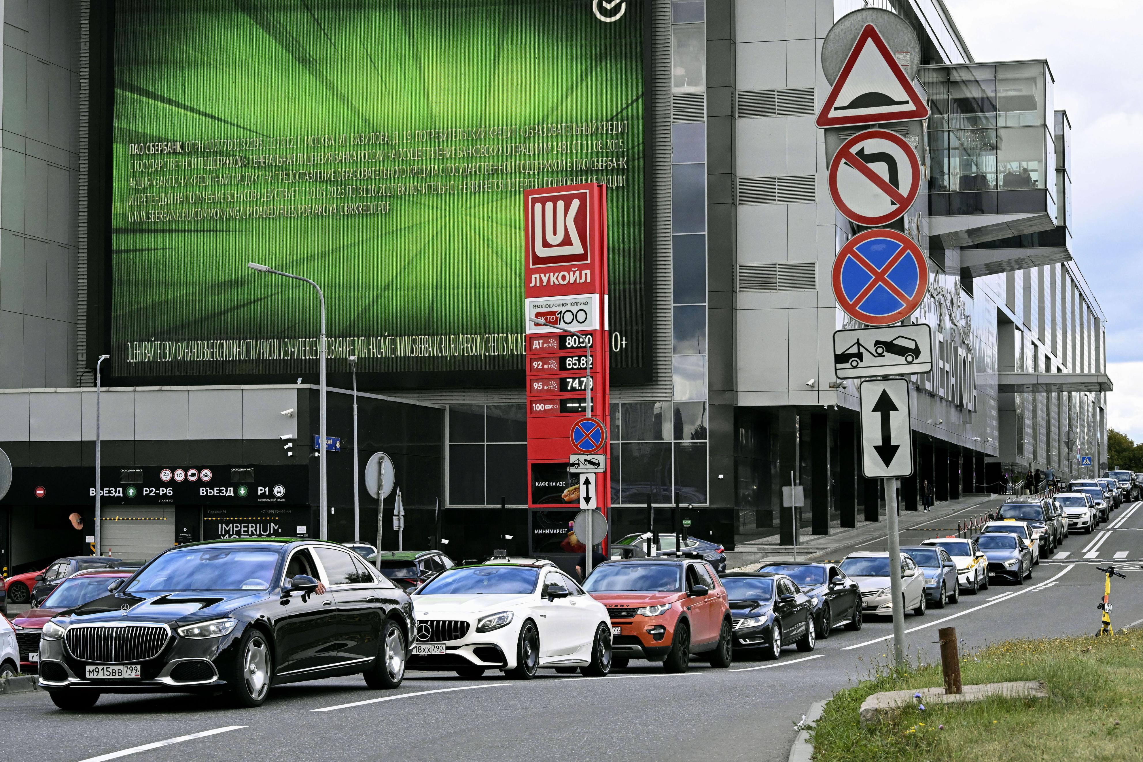 ロシアにガソリン供給不足第2波 モスクワの給油所、再び長い車列