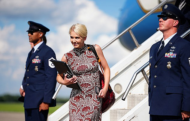 Nữ trợ lý tóc vàng gây chú ý bên cạnh Trump là ai?