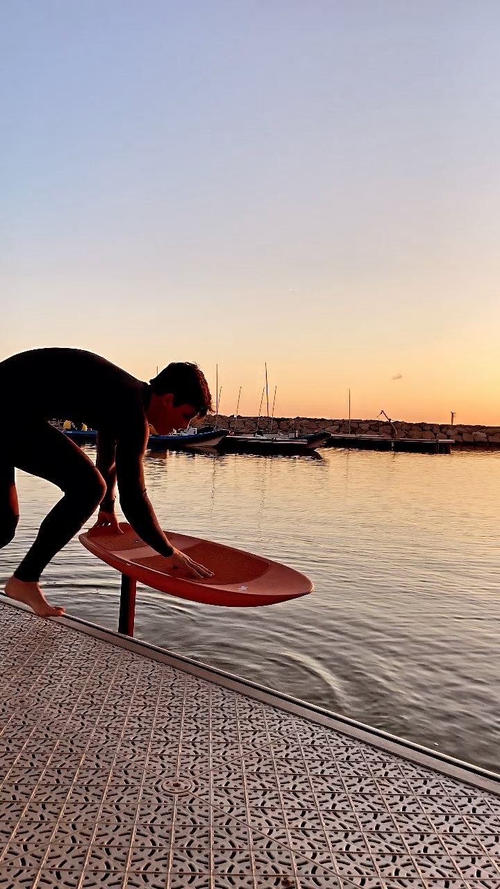 Hydrofoil surfing and its effect on board movement