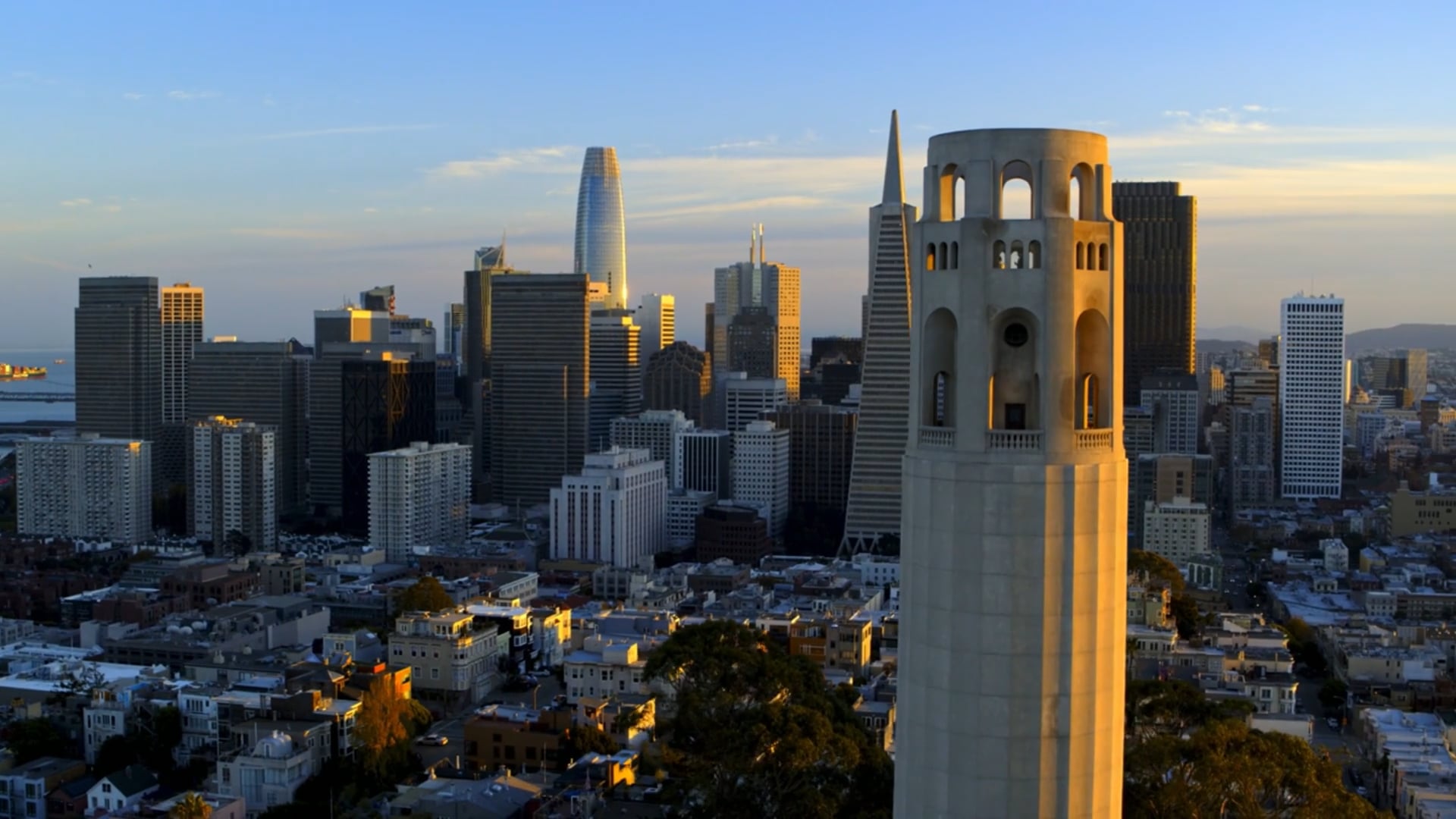 Tour Coit de San Francisco : Images aériennes par drone au-dessus de ...