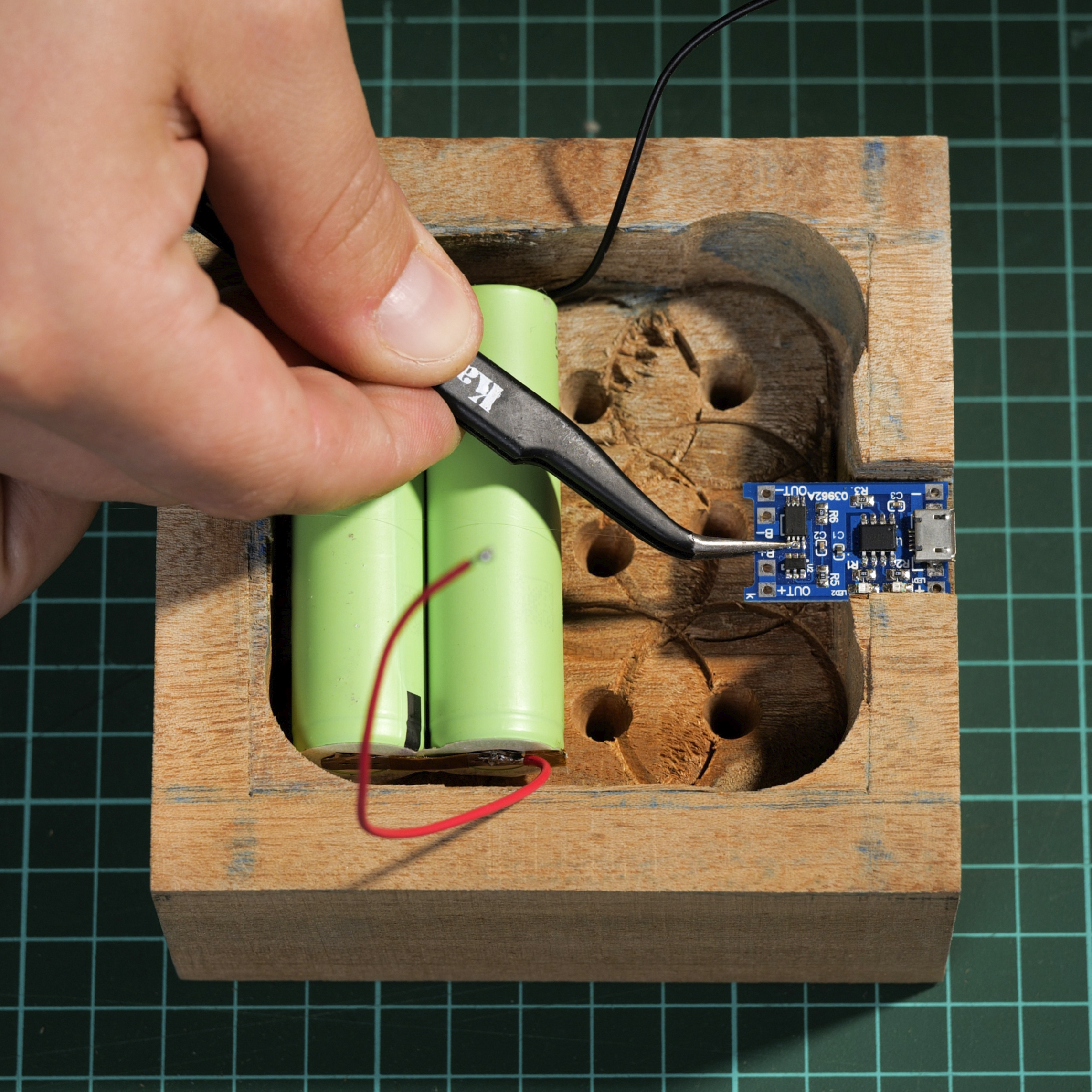 Construct portable rechargeable table lamp from old led-lamp and wasted ...