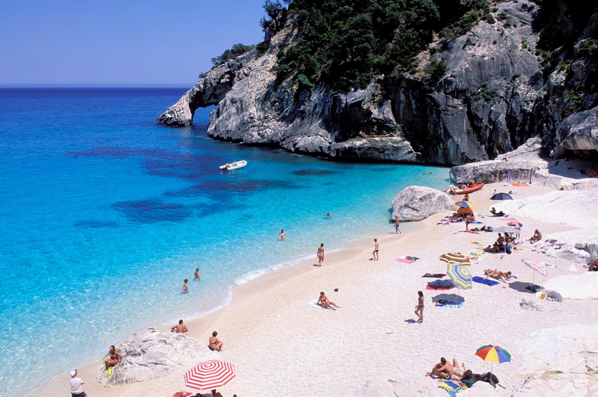italy-now-charging-tourists-425-for-leaving-towels-on-beaches