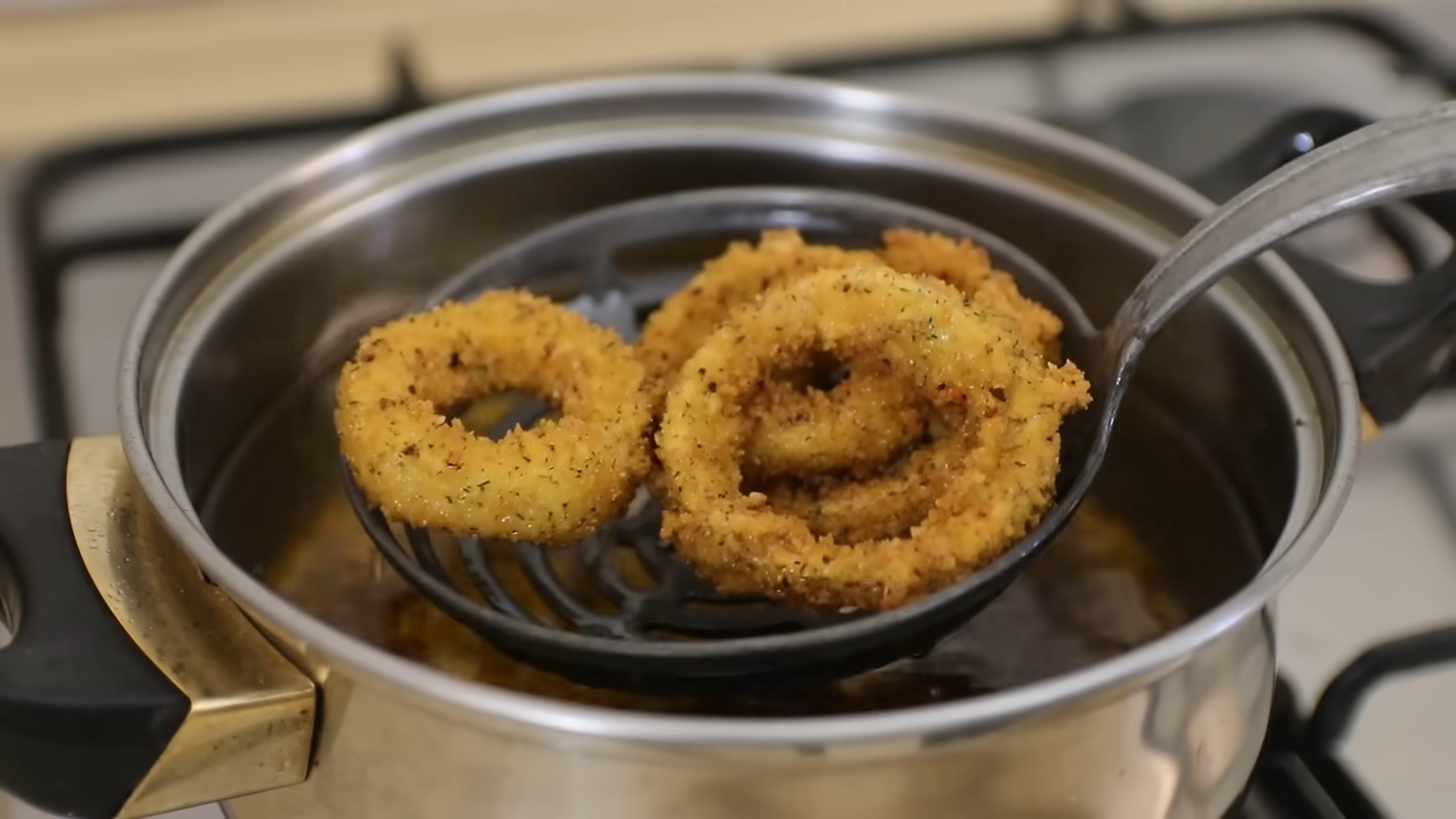 The secret to crispy onion rings that actually stay crunchy