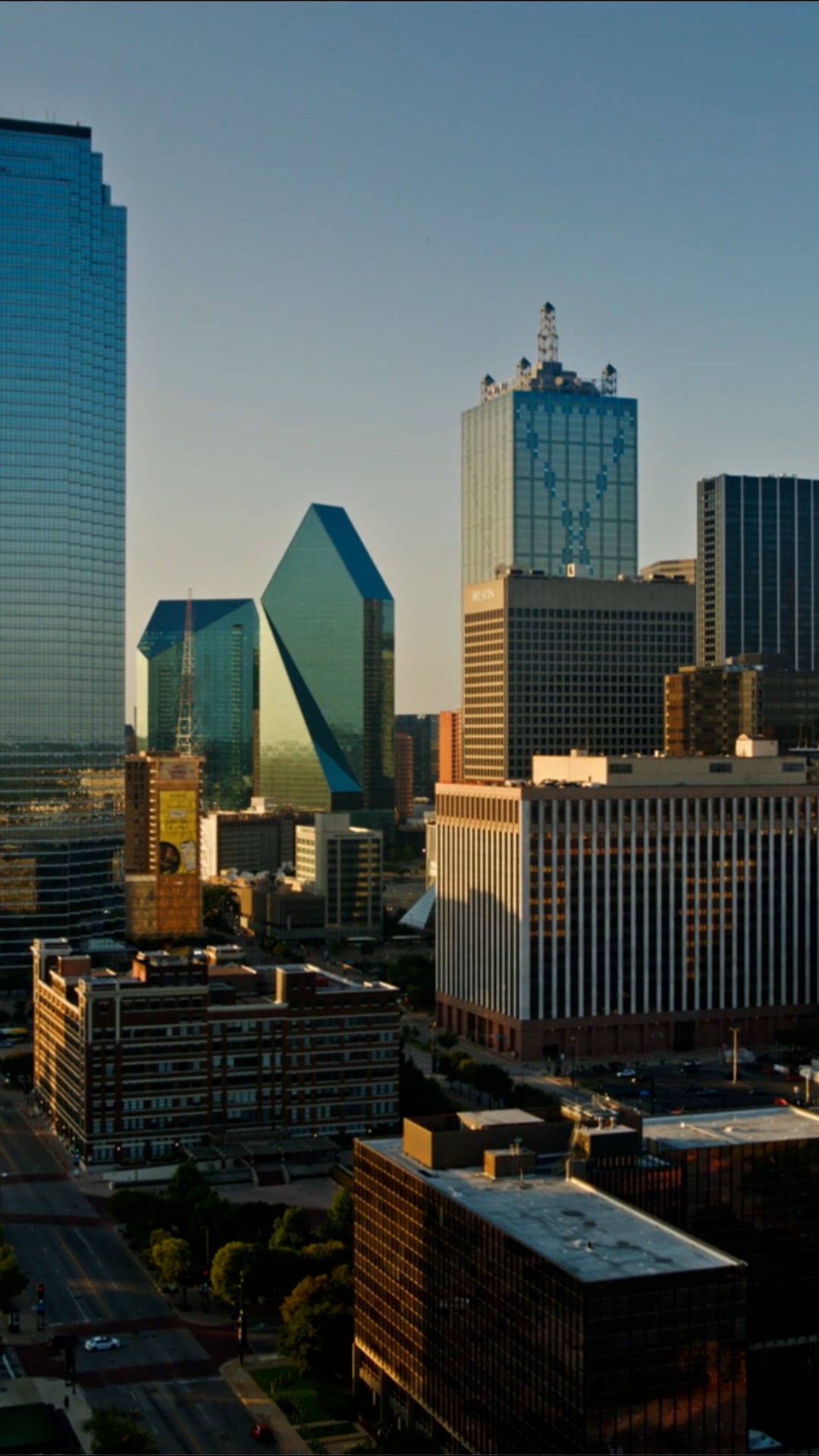 Dallas, Texas: Drone tour from Reunion Tower to Trinity River