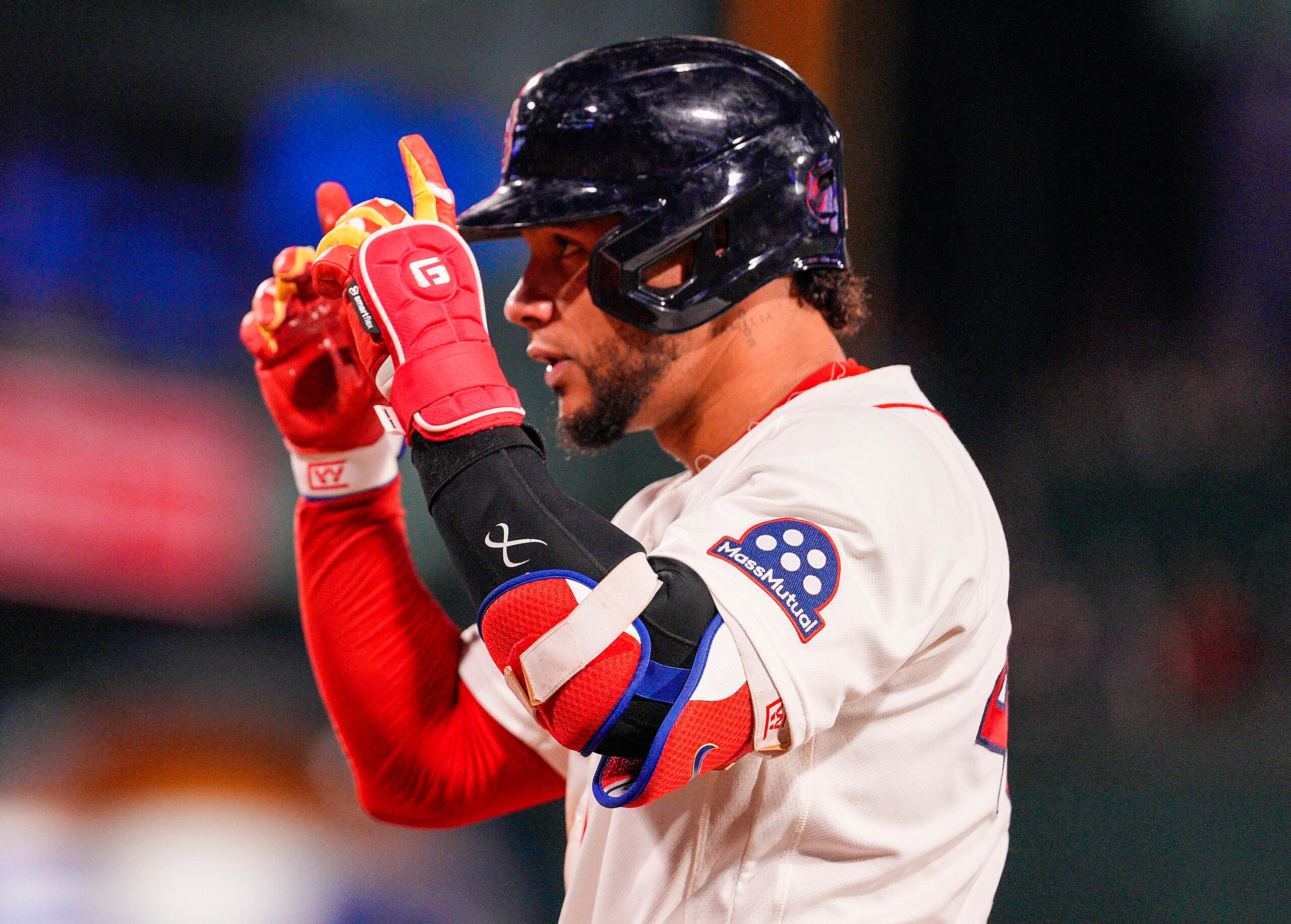 Willson Contreras gets into a shouting match with Red Sox fan after ...