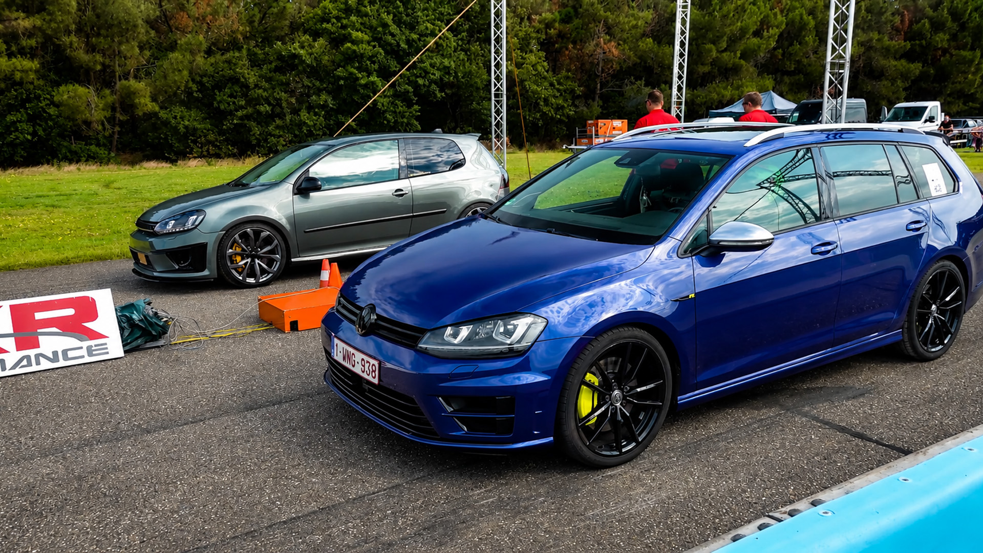 Which Volkswagen Golf R Is Faster In Drag Race? Wagon or Hatchback?