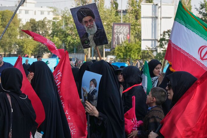 Cerimônia que marca os 40 dias do sepultamento do falecido Líder Supremo Aiatolá Ali Khamenei, na Grande Mosalla do Imam Khomeini, em Teerã Foto: Vahid Salemi/AP
