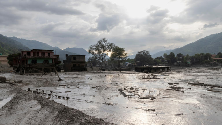 Una inundación repentina causa una destrucción generalizada en el norte de Nepal