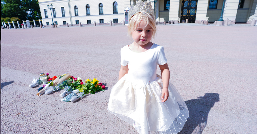 Louise Solheim, 4, fra Bergen legger roser utenfor slottet i forbindelse med at kongens helsetilstand har blitt værre. Kong Harald innlagt på Rikshospitalet. Foto: Lise Åserud / NTB