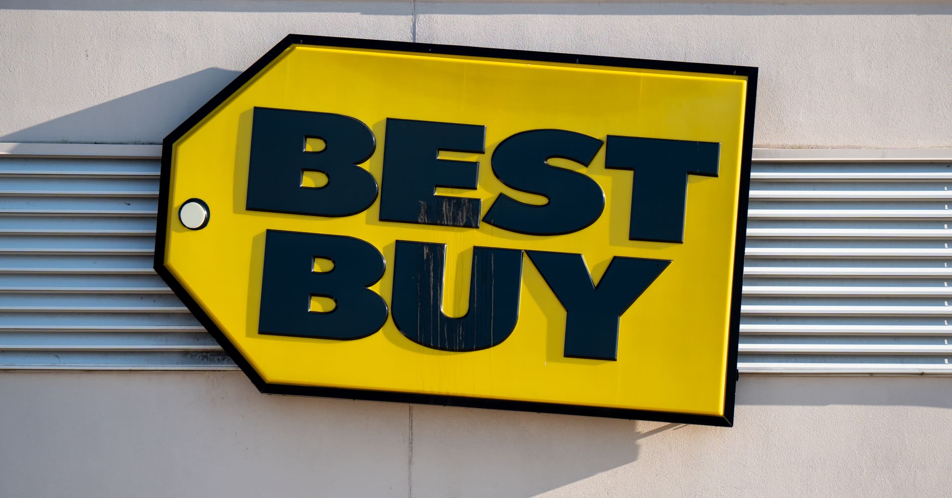 Best Buy beats quarterly estimates and hikes its outlook, but stock falls