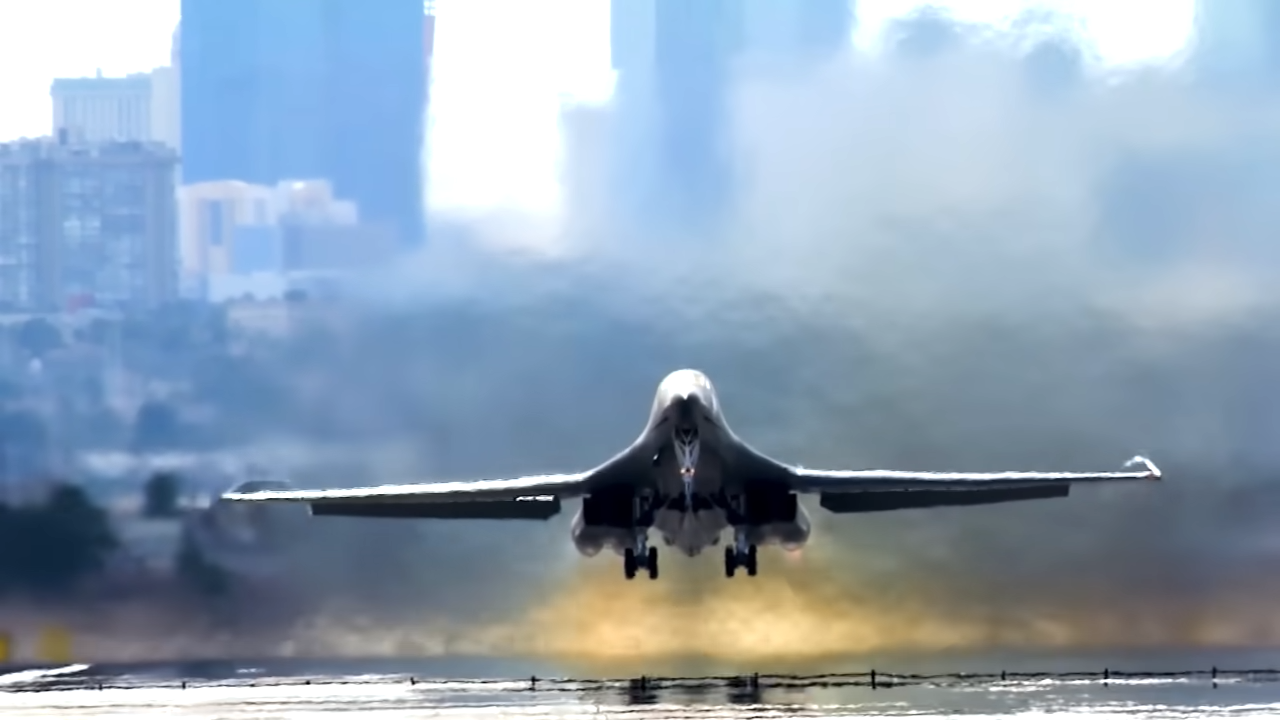 Watch 400,000 pounds of B-1 bomber explode into full afterburner with ...