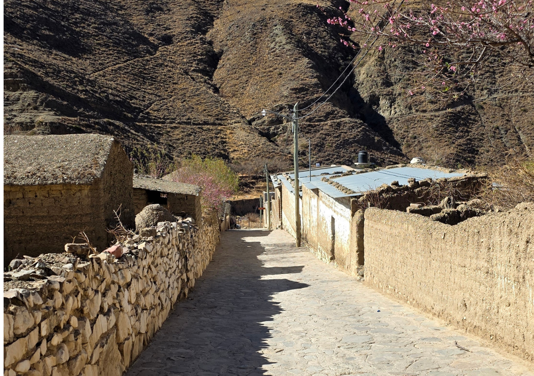 Calles de tierra y casas de piedra y adobe marcan las pintorescas postales andinas de Caspalá, en Jujuy.