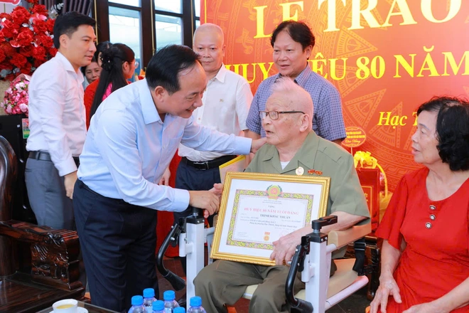 Trưởng Ban Tuyên giáo Trung ương Trịnh Văn Quyết trao Huy hiệu 80 năm tuổi Đảng cho 3 đảng viên tại Thanh Hóa