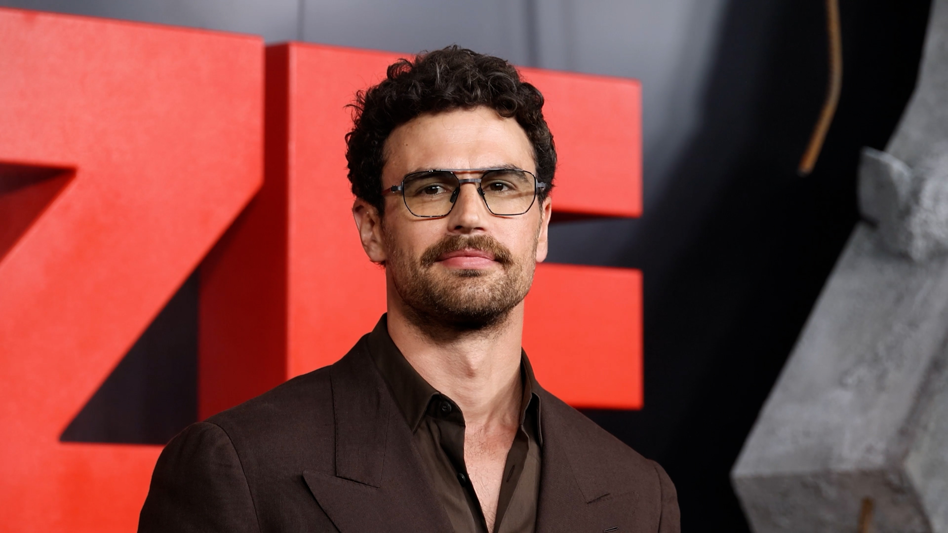 warum-theo-james-sich-von-den-007-ger-chten-distanziert