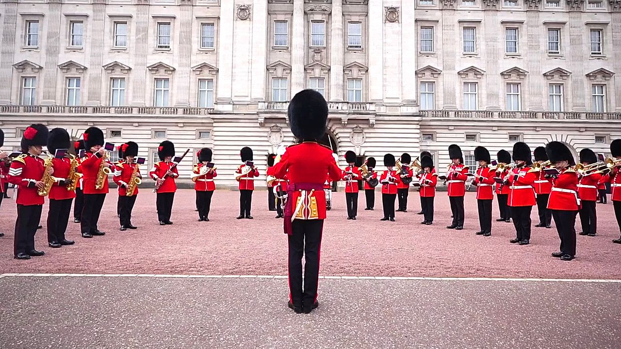Changing of the Guard plays Dolly Parton tribute at Buckingham Palace