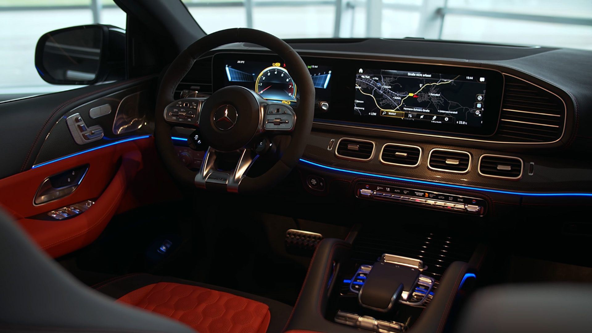 What makes the Mercedes-AMG GLE 53 cabin feel so modern?