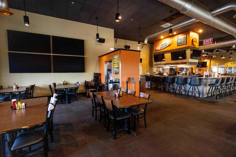 this-restaurant-only-exists-in-michigan-ice-arenas-its-kalamazoo