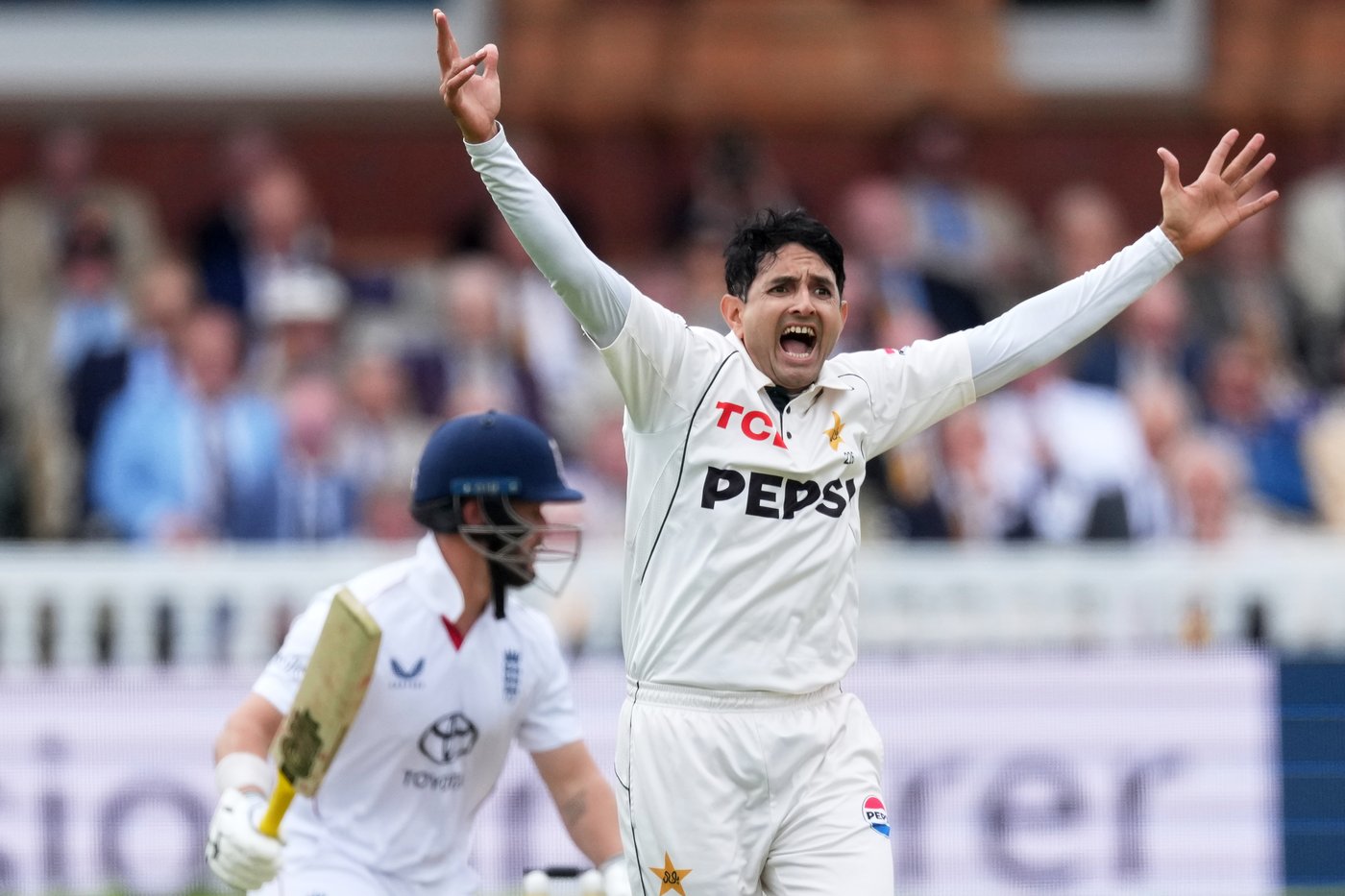 Bad light halts play as England fights to 248-9 against Pakistan at Lord's