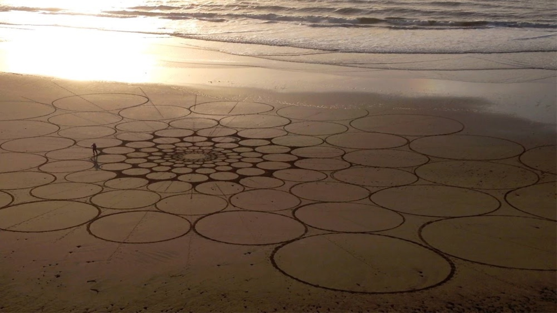 jim-denevan-the-artist-creating-giant-sand-drawings-that-disappear