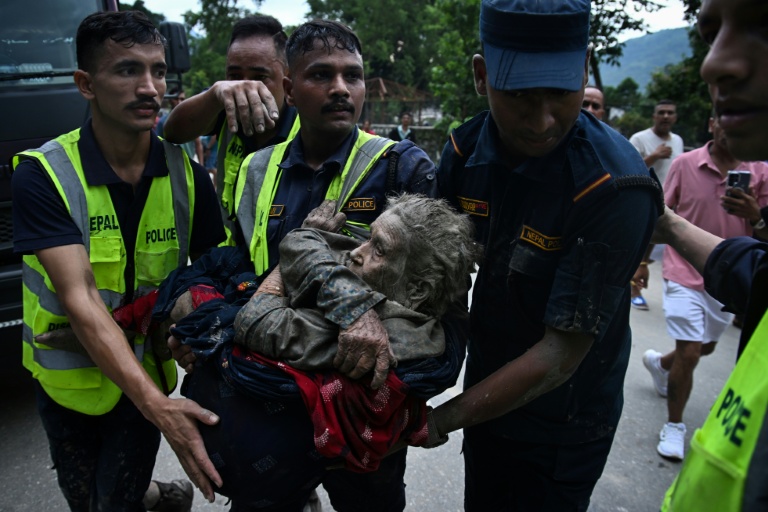 Death toll nears 400, rescuers search for 1,400 missing after Nepal ...